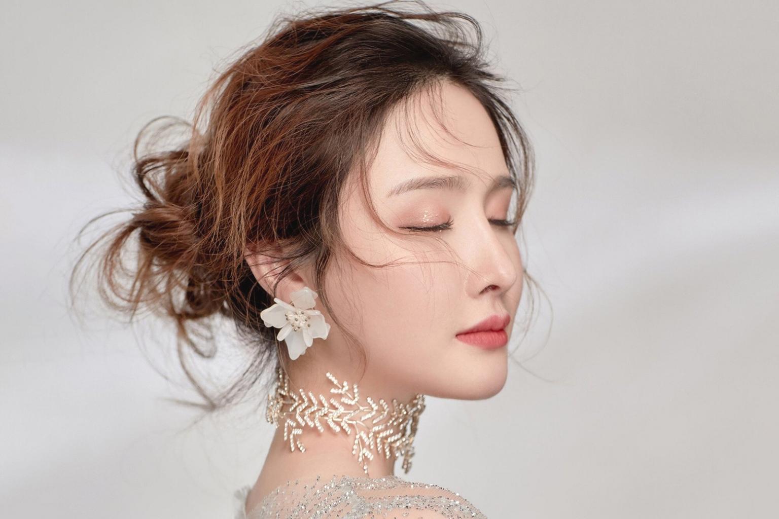 Tecniche professionali di styling applicate con cura e attenzione ai dettagli